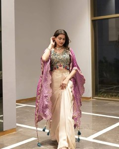 กระโปรงคลุมสีครีมเสื้อสีชมพูและยักไหล่ปักด้วยเครื่องแต่งกายแบบตะวันตก - Product Image 1