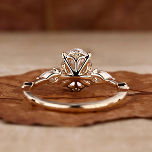 Anillo de Compromiso de Moissanita con Corte Ovalado y Piedras Laterales en Forma de Pera, Joyería Nupcial Clásica de Tres Piedras - Product Image 3