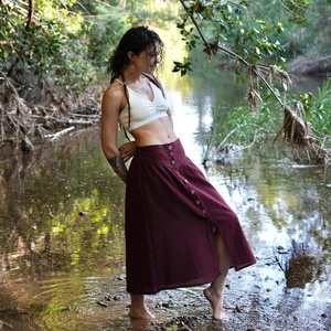 Falda Maxi Cruzada con Botones y Diseño Asimétrico, Estilo Bohemio para una Elegancia Fluida y Uso Diario - Product Image 1