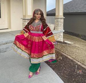 Robe afghane Kuchi brodée de haute qualité, de marque, élégante et respirante, pour femmes musulmanes, collection 2024, en vente. - Product Image 3