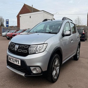 Offre Spéciale 2020 Dacia Stepway Argent 5 Portes SUV Compact avec Barres de Toit et Jantes en Alliage - Product Image 1