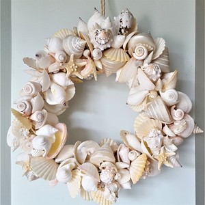 Corona decorativa para puerta de entrada con conchas marinas, adornos para el hogar, coronas de conchas marinas naturales al precio más bajo - Product Image 1