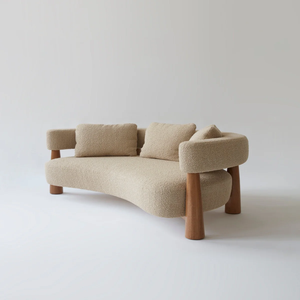 Sofá Curvo de Tres Plazas con Patas de Madera, Respaldo Acolchado, Diseño Escandinavo, Muebles para Sala de Estar - Product Image 1