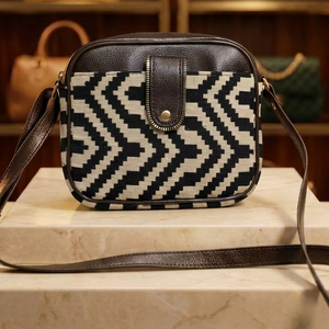 กระเป๋าสะพายข้างพิมพ์ลายเรขาคณิตแฮนด์เมดสำหรับผู้หญิงดีไซน์เชฟรอน - Product Image 1