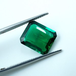Émeraude zambienne cultivée en laboratoire : Pierre précieuse taille coussin facettée (4,00 carats, 12x10x4MM) - Product Image 3