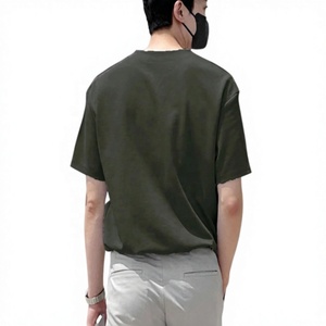 เสื้อยืดผู้ชายสีพื้น แขนสั้น คอกลม ผ้าถัก ระบายอากาศได้ดี กันยับ ไซส์ใหญ่ สไตล์ลำลอง สีเขียวมะกอก - Product Image 3