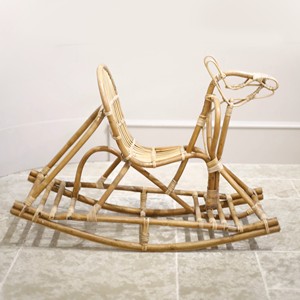 Les enfants chevauchent des animaux jouets faits à la main en rotin, des chevaux à bascule, à prix compétitif. - Product Image 1