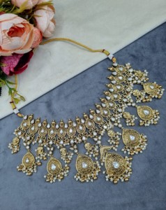 Ensemble de bijoux ethniques plaqué or avec collier à motif goutte d'eau, perles et franges, boucles d'oreilles et mangtika, pour réception de mariage, vente en gros - Product Image 5