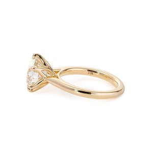 Anillo de Compromiso de Oro Amarillo de 14k con Diamante de Laboratorio Redondo Brillante de 3ct, Diseño Tulipán de 6 Puntas, y Banda de Media Eternidad U-Pave | - Product Image 2