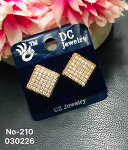 Boucles d'oreilles clous tendance en acier inoxydable plaqué or avec zircone cubique pour femme, design géométrique, idéales pour les soirées, fournisseur direct - Product Image 6