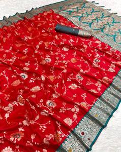 Sari Banarasi Spécial Fêtes avec des Pompons Élégants - Product Image 2