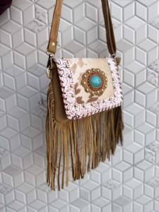 Sac à bandoulière en cuir suédé occidental avec franges, couleur turquoise, style bohème gypsy, en peau de bête, fait main, multi-usages - Product Image 2
