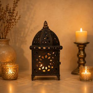 Lanterne en métal marocaine à découpe diamantée avec finition noire mate, porte-bougie décoratif pour la décoration de table à la maison pendant le Ramadan - Product Image 1