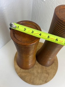 Portavelas de Madera de Acacia Hechos a Mano, Estilo Vintage Moderno de Mediados de Siglo |   Soportes Anchos Esculpidos con Diseño Acanalado de los Años 70 - Product Image 5