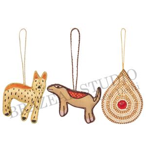 Adornos Navideños Personalizados Bordados en Terciopelo Satinado Ecológico Hechos a Mano por Brazeal Studio con Hilos Dorados - Product Image 5