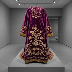 Vestimenta Litúrgica de Terciopelo Morado Bordada a Mano con Oro de Lujo, Sakkos para Clérigos de Iglesia, Túnica Ceremonial para Sacerdotes Ortodoxos - Product Image 1