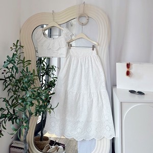 Elegante Conjunto de Top Corto y Falda Midi de Algodón 100% Bordado en Blanco Sólido para Vacaciones de Verano - Product Image 6