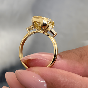 Anillo de compromiso de diamante amarillo de talla radiante en oro amarillo con piedras laterales marquesa, engaste de puntas tipo brújula para mujer. - Product Image 2