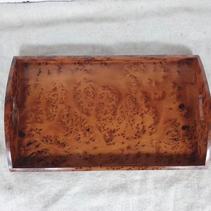 Bandeja de madera hecha a mano de madera de Thuya, bandeja rectangular de madera con asas, bandeja decorativa de madera. - Product Image 1