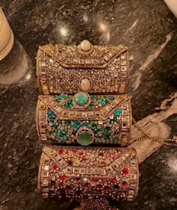 Pochette ovale Kundan en laiton de taille moyenne, faite à la main, dorée, pour mariage indien traditionnel, plaquée or, forme personnalisée, Feng Shui - Product Image 1