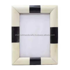 Marco de Fotos Acrílico de Calidad de Exportación para Exhibición en Escritorio, con Diseño Transparente y Superficie Resistente a Arañazos, Disponible para la Venta - Product Image 3