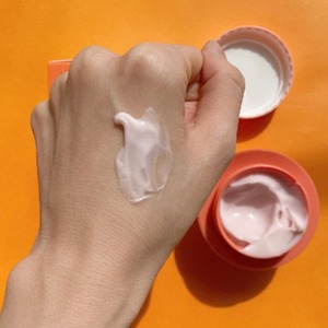 [POUR LA PEAU] ครีมบำรุงผิวหน้าสูตรธรรมชาติ ไม่เหนียวเหนอะหนะ ช่วยเติมความชุ่มชื้นและปรับสีผิวให้กระจ่างใส - Product Image 1