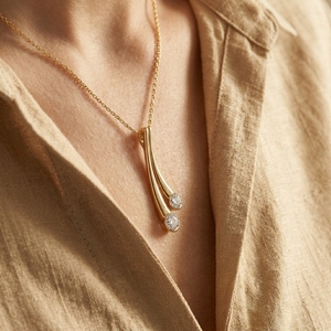Collier pendentif à ruban avec deux pierres et diamants de laboratoire, plaqué or, style minimaliste, idéal pour les occasions festives - Product Image 2