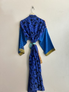 Kimono vintage bohemio de crepé de seda para mujer, bata de noche reciclada. - Product Image 3