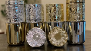 Nuevo diseño de portavelas de aluminio plateado con relieve y tapa, con patrón floral, para velas de cera de soja perfumadas, se ofrece personalización. - Product Image 5