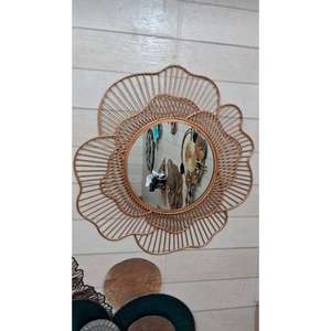 Miroir mural en métal doré rose avec cadre floral moderne Décoration de miroir de courtoisie de chambre à coucher de salon - Product Image 1