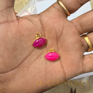 Colgante de calcedonia rosa chapado en oro de 18 quilates al por mayor con bisel tallado en forma de labios, dijes de piedras preciosas de calcedonia fucsia con forma de labios, unisex - Product Image 6