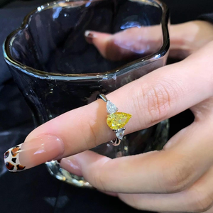 Anillo de compromiso y aniversario de tres piedras con diamante amarillo vivo talla pera, plata 925, regalo nupcial de color elegante - Product Image 2