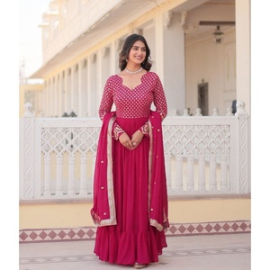 ชุดเดรสอานาร์กาลีอินเดียคุณภาพเยี่ยมสำหรับงานแต่งงาน  ผ้าฟอกลายดอกไม้  งานปักนูน  ปรับแต่งได้  สำหรับผู้หญิง  รุ่นฟาเตมา - Product Image 1