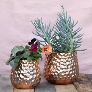 Lot de 2 pots de fleurs et jardinières décoratifs faits à la main en finition cuivre pour extérieur, maison et jardin, avec application pour fenêtre - Product Image 1