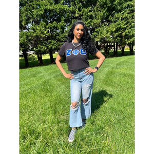 T-shirt unisexe en coton bleu et noir avec lettres grecques brodées Zeta Phi Beta – Vêtements de fraternité et sororité – Tenue de fierté - Product Image 2
