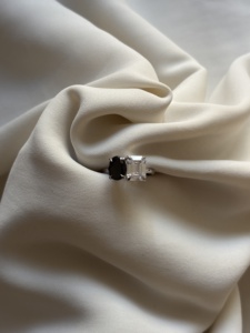 Anillo de diamantes en oro blanco de 14k con moissanita de corte ovalado y esmeralda, joyería elegante, brillo atemporal, brillante, duradero y a la moda. - Product Image 1