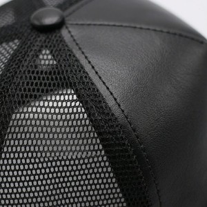 Casquette Trucker Personnalisée en Simili Cuir Noir Mat, Casquette Snapback en Maille Premium, Chapeau de Baseball Urbain de Luxe pour le Streetwear et l'Extérieur - Product Image 6