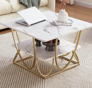 Mesa de centro cuadrada de dos niveles con tablero de mármol blanco y estante inferior, con patas de metal dorado curvas e intersecantes, venta al por mayor. - Product Image 1