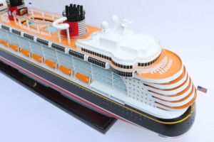 Modèle de bateau de croisière américain en bois peint à la main DIS.NEY DREAM, inspiré de la collection de décoration de la ligne de croisière Dis.ney - Product Image 5