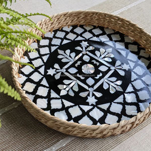 Bandeja redonda de ratán con incrustaciones de madreperla asequible artesanal, artesanía india sofisticada para una decoración festiva de comedor elegante - Product Image 1