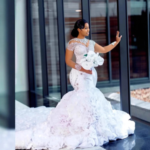 Robe de mariée longue moderne en dentelle à col en V avec laçage, soutien-gorge intégré, écologique, brodée de fleurs, sans manches, coupe sirène/trompette - Product Image 4