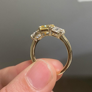 แหวนเพชรเลี้ยงในห้องปฏิบัติการทรงสามเม็ด 1.5 กะรัต สีเหลืองแฟนซี ทรงคุชชั่น ตัวเรือนทอง 14K ดีไซน์หรูหราเหนือกาลเวลา - Product Image 6