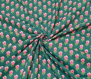 Tissu en coton imprimé à la main écologique, léger, 90 GSM, motif floral tulipe vert rose, pour sacs et cabas, Jaipur Sanganeri - Product Image 1