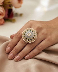 Bague Ronde en Kundan avec Perles et Pierres Élégantes, Ornée de Motifs Meenakari, pour Femme – Idéale pour Mariage, Tenues Ethniques et Festives – Vente en Gros - Product Image 4