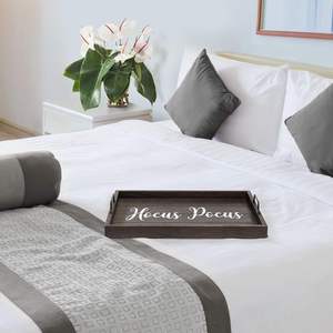 Plateau de service décoratif en bois couleur marron Prime pour Halloween, servant également de porte-café, ustensile de cuisine écologique et polyvalent - Product Image 1