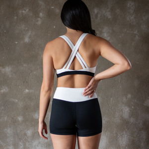 Ensemble de yoga contrasté noir et blanc pour femme : short de sport taille haute et brassière de sport, ensemble fitness color block pour femme - Product Image 2
