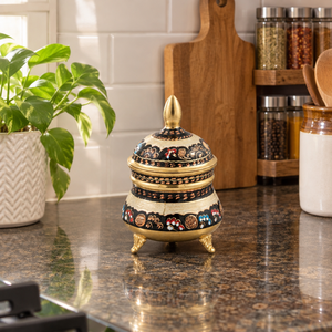Jarra de Latón Pintada a Mano con Tapa, Patrón Floral Esmaltado en Negro y Remate Ornamentado para Decoración de Hogar de Lujo, Proveedor Mayorista de Exportación - Product Image 2