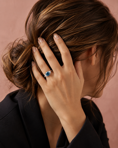 Anillo de Lujo con Tres Piedras de Corte Cojín Azul en Engaste de Garra para Mujer, Oro 10K 14K 18K, Plata 925 935, Bañado en Rodio - Product Image 4