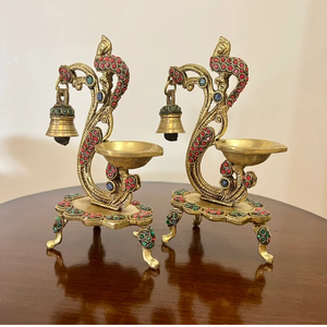 Lampe à huile en laiton antique lourd en forme de paon avec clochettes suspendues pour mandir domestique, disponible à prix de gros. - Product Image 3