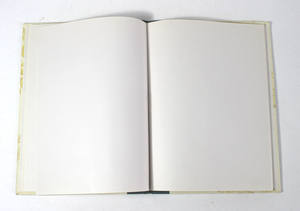 Organiseur personnel en papier couleur crème avec dos noir et impression de feuilles naturelles sur toute la surface du papier, carnet à couverture rigide - Product Image 3